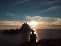 Meditando en Es Vedrá Meditando en Es Vedrá